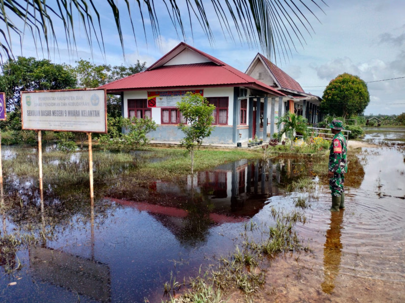 Hari Ini Sertu Joko Purnomo Lakukan Patroli Dan Monitoring Perkembangan Banjir di Kampung Muara Kelantan