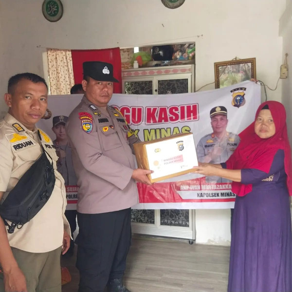 Ops Ketupat LK 2024, Dalam Giat Minggu Kasih Polsek Minas Salurkan Sembako Bagi Warga Pengidap Kanker Payudara