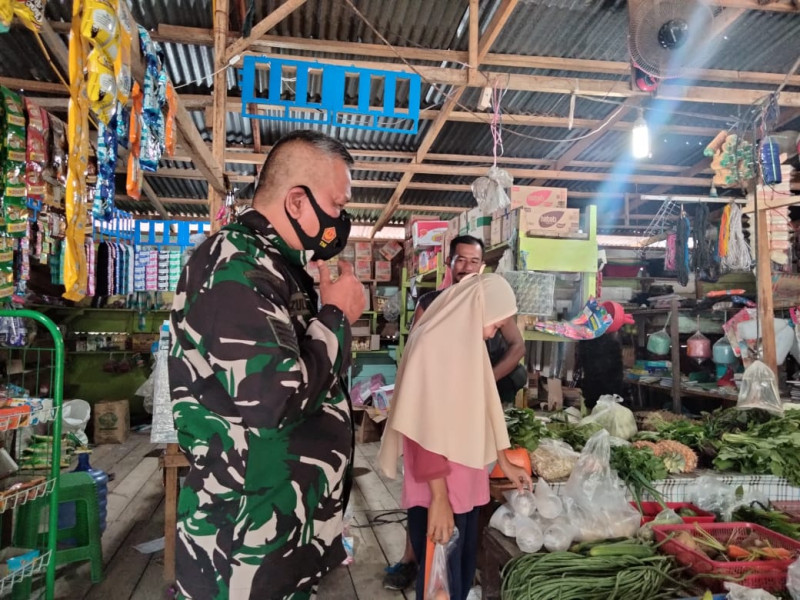 Antisipasi Penyebaran Covid-19, Serma Zulkifli Babinsa Koramil 03/Minas Kembali Lakukan Gakplin di Pasar Tradisional