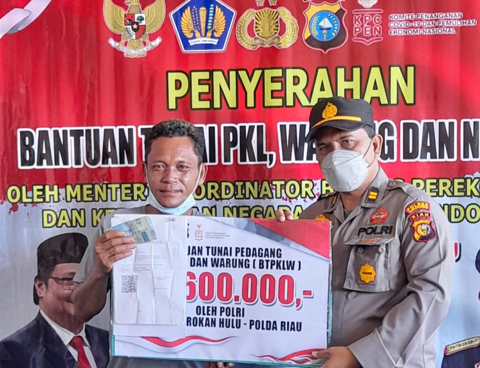 Kapolsek Rambah Iptu Syafarudin SH  Monitor Pencairan Bantuan PKL dan Warung Nelayan