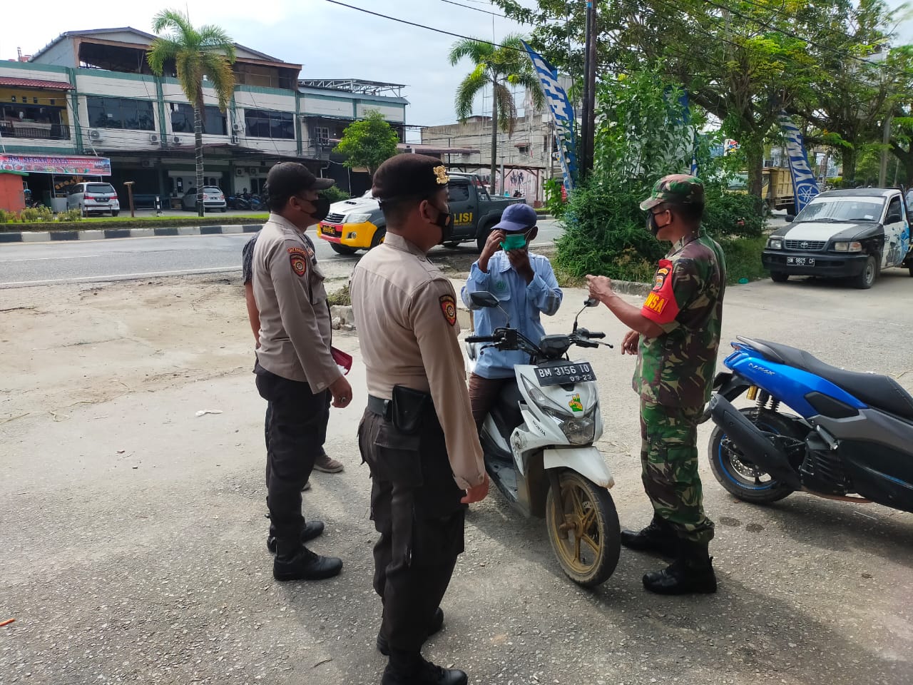 Bagikan Masker Gratis, Polsek Pangkalan Kerinci Harapkan Masyarakat Lebih Sadar Prokes