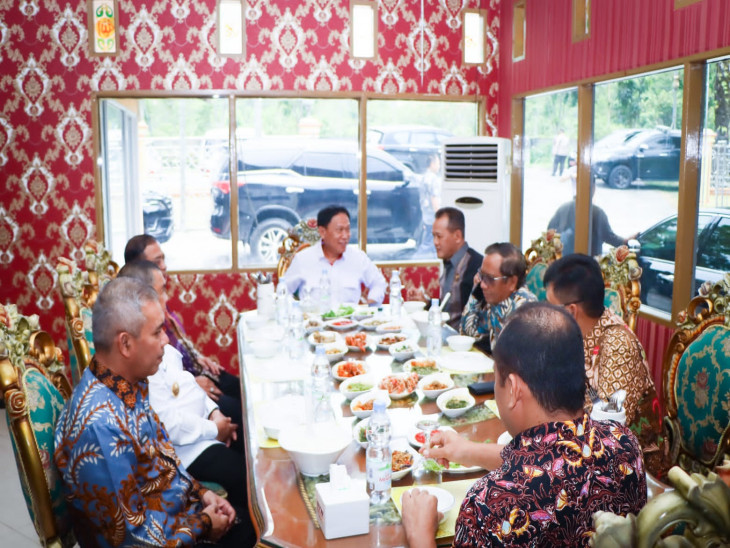 Bersama plh. Gubernur Riau, Pj Bupati Kampar Jamu Makan Siang Menko Polhukam Mahfud MD