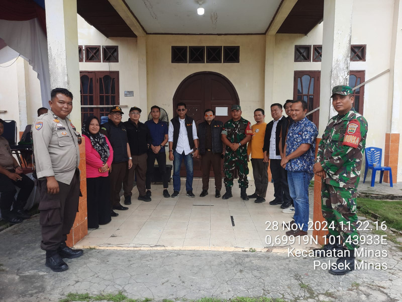 Anggota Koramil 03/Minas Dampingi Gakkumdu Riau Pantau Pos PAM Logistik Pilkada di Minas
