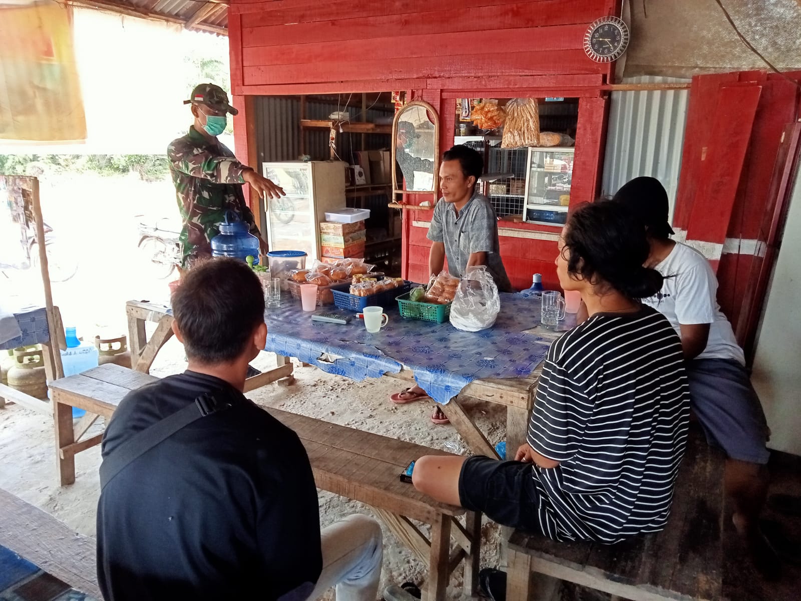 Antisipasi COVID-19, Serda Mayus Maruli Continue Gakplin Rutin di Pasar Tradisional Kecamatan Minas