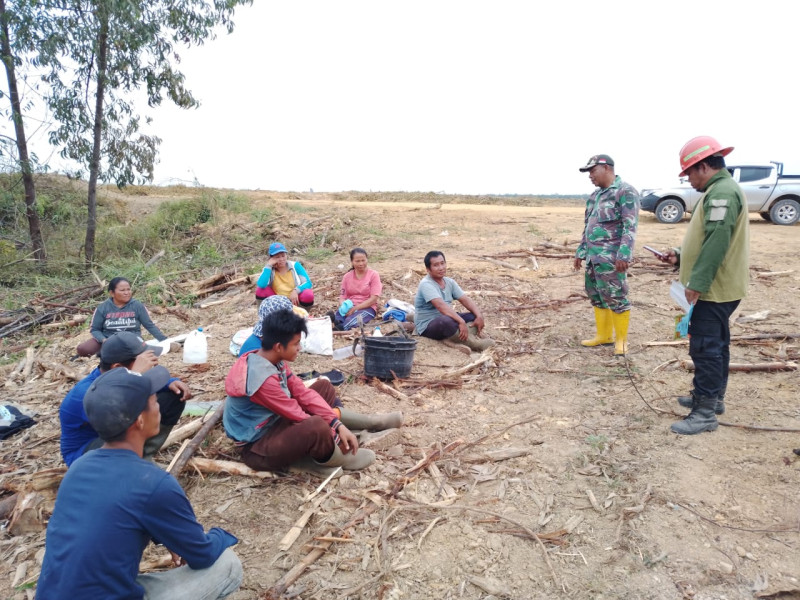 Babinsa Kampung Lubuk Umbut Bersinergi Dengan Warga dan RPK Lakukan Patroli Karhutla