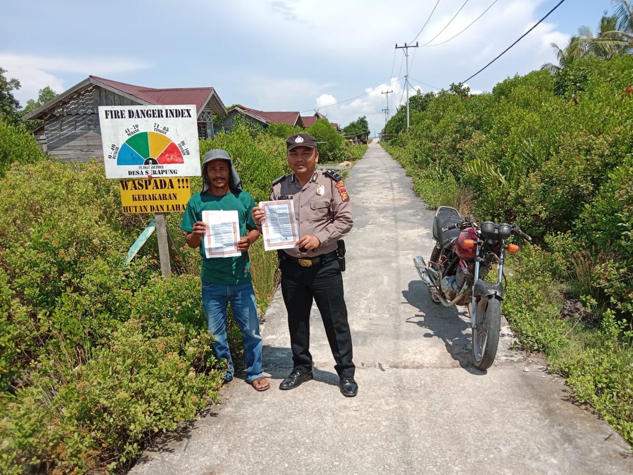 Bhabinkamtibmas Polsek Kuala Kampar Patroli Karhutla & Sebar  Maklumat Kapolda Riau