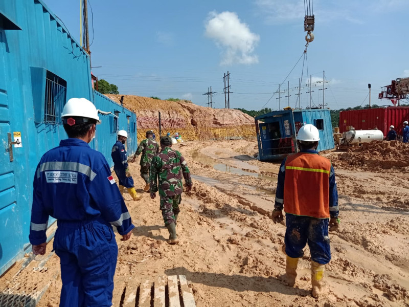 Antisipasi Gangguan OVN di PHR, Serma Muhammad Nasir dan Sertu Ardhi Syam Lakukan Giat Patroli Rutin di Lokasi Drilling Minas