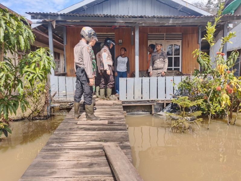 Polres Inhu Gelar Patroli Gabungan dan Silaturahmi Dengan Masyarakat di Lokasi Banjir
