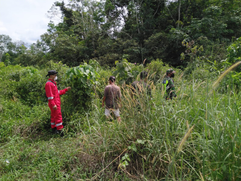 Babinsa Kampung Sungai Selodang Serka Risman Girsang Dengan Tim Rutin Patroli Karlahut Bersama Warga Binaannya