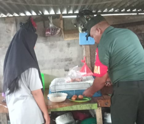 Sertu Sahidin Bentu Warga Kurang Mampu Dengan Masuk Dapur Ibu Rica Rahim Di Kampung Sengkemang