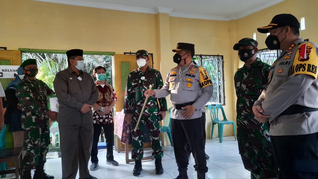Didampingi Bupati Siak Cek Kesiapan TPS di Minas Kapolda Riau Ajak Masyarakat Siak Ayo Besok Ke TPS