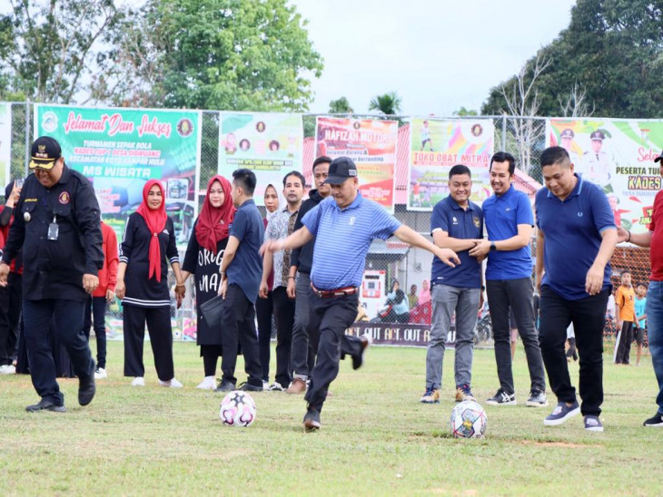 Buka Turnamen Sepak Bola Kades Cup I Desa Sibiruang, Pj Bupati Kampar ; Pembukaan Yang Meriah Seperti Ajang Sea Games