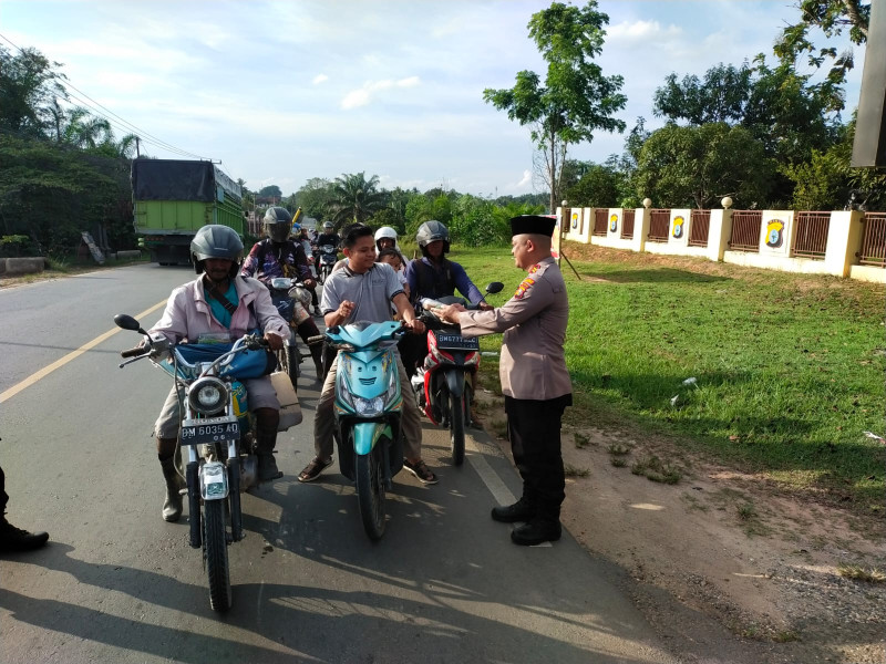 Operasi Tertib Ramadhan LK 2023, Polsek Lirik Bagi Ratusan Takjil Gratis