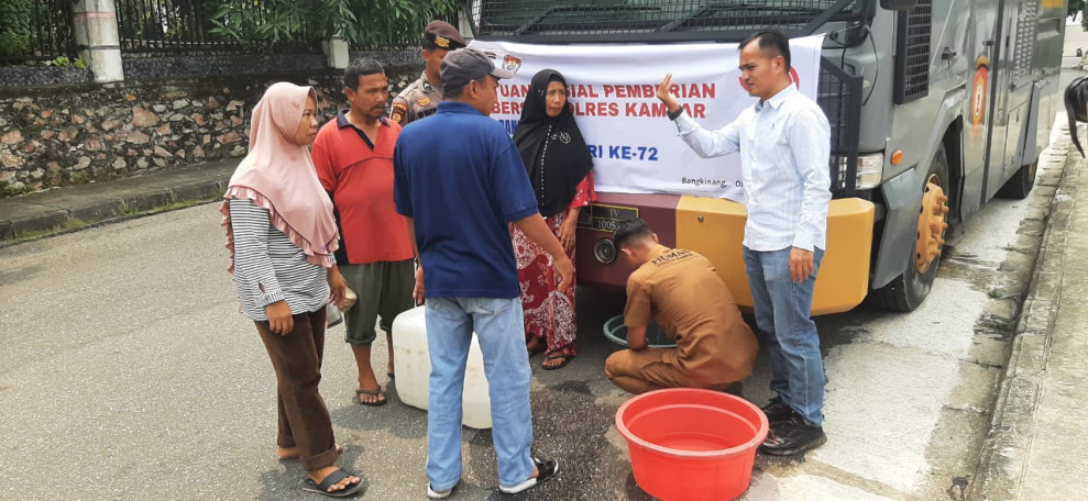 5000 L Air Bersih Disalurkan kepada Masyarakat Dalam Rangka Hut Ke 72 Humas Polri