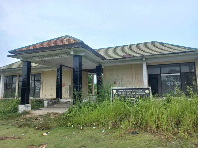 Terbengkalai! Gedung UPT BP2KP di Kecamatan Kemuning Mirip Rumah Hantu, Ini Kata Sekertaris DPTPHP Inhil