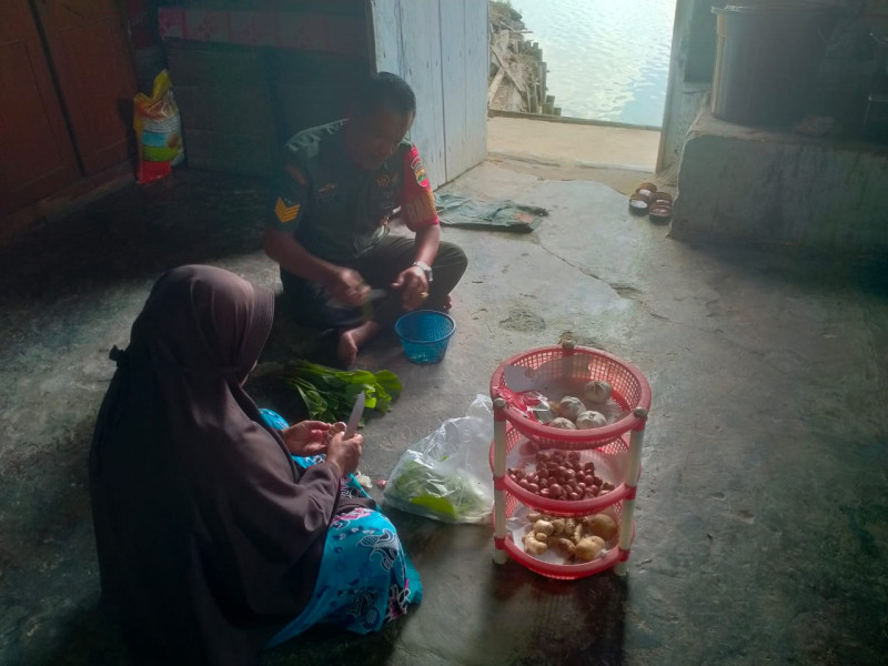 Babinsa Koramil 04/Perawang Bentu Warga Kurang Mampu Dengan Masuk Dapur Ibu Ana Di Kampung Tasik Seminai