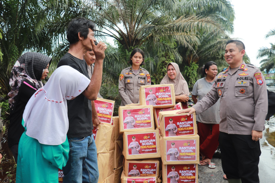 Kapolres Pelalawan Salurkan Bantuan untuk Warga Terdampak Banjir di Kualo