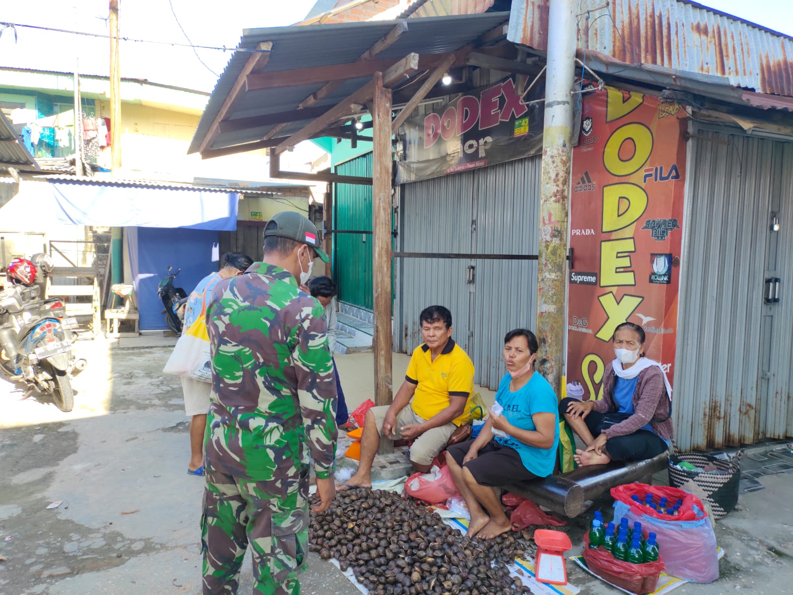 Antisipasi COVID-19, Serda Heppy Setiawan Kembali Lakukan Gakplin Rutin di Pasar Tradisional Kecamatan Minas