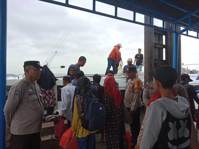 Polsek Kuala Kampar  Pelayanan Kamtibmas  di Pelabuhan Penumpang.