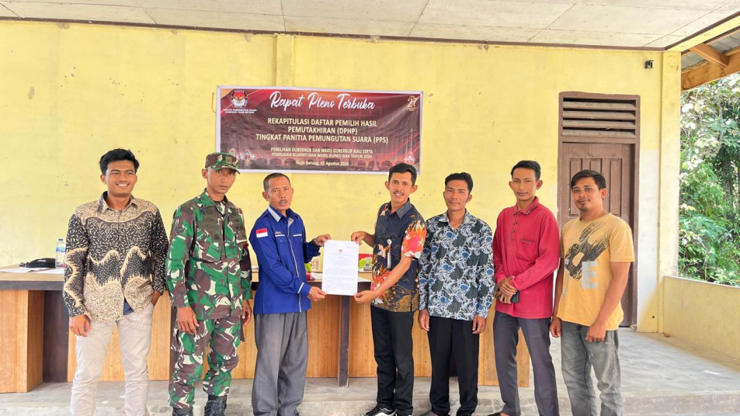 Babinsa Sertu Joko Purnomo Hadiri Rapat Pleno Terbuka Rekapitulasi DPHP Pemilukada 2024 di Kampung Tasik Betung