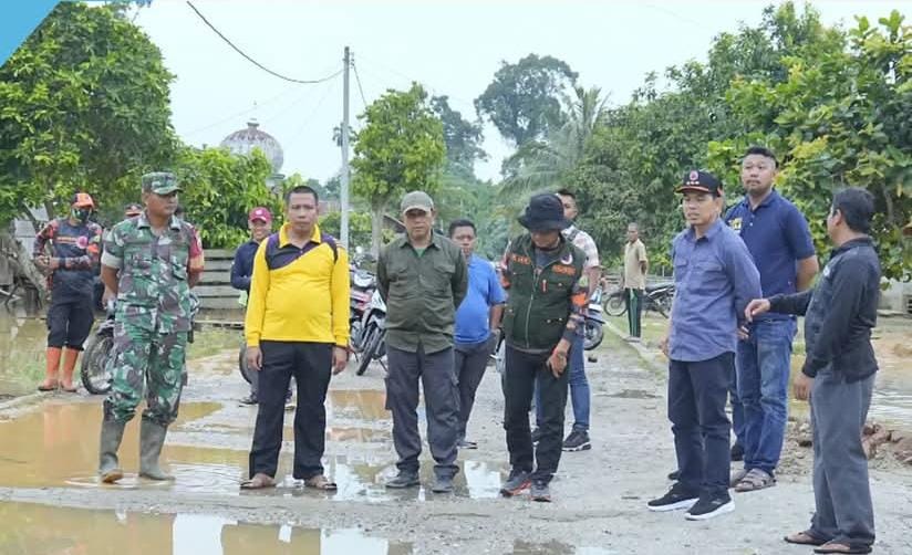 Banjir di Inhil, Pj. Bupati Turun Langsung Serahkan Bantuan