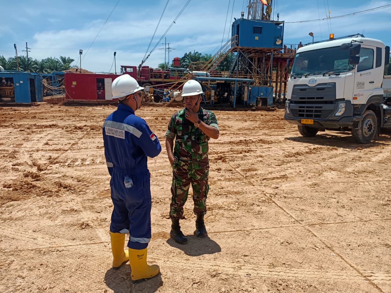 Jaga Keamanan OVN di PT PHR Minas Serma Muhammad Nasir dan Serda Parjuni Kembali Lakukan Patroli Drilling 