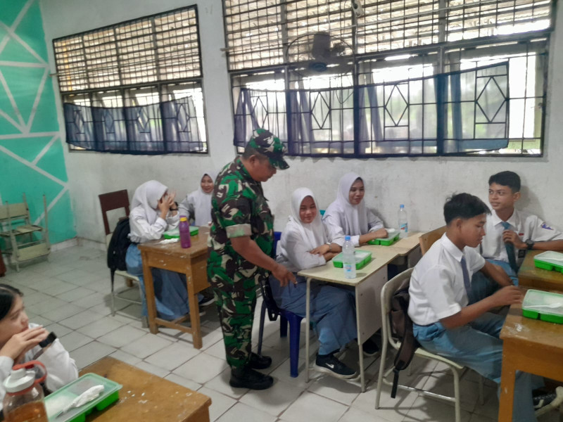 Koramil 04/Perwang Dukung Penyaluran Makan Bergizi Dari BGN Untuk Ribuan Pelajar di Kecamatan Tualang