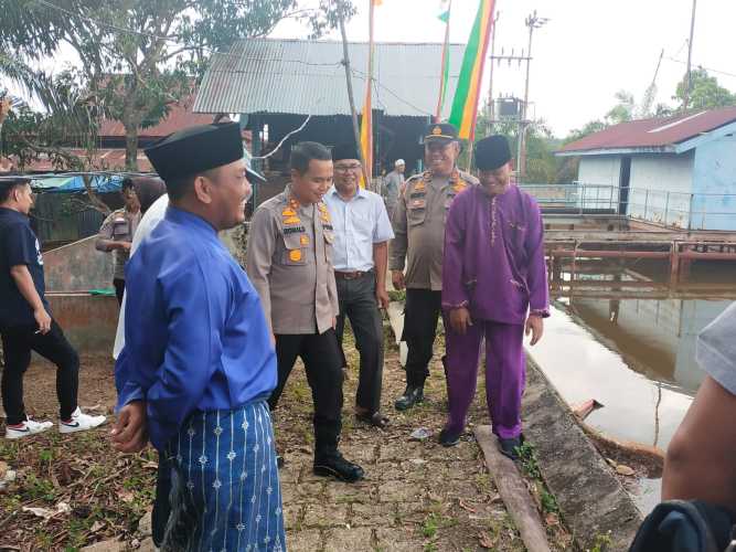 Kapolres Siak AKBP RONALD SUMAJA,SIK mengunjungi Agrowisata Telaga Bungsu yang ada di Kelurahan Minas Jaya 
