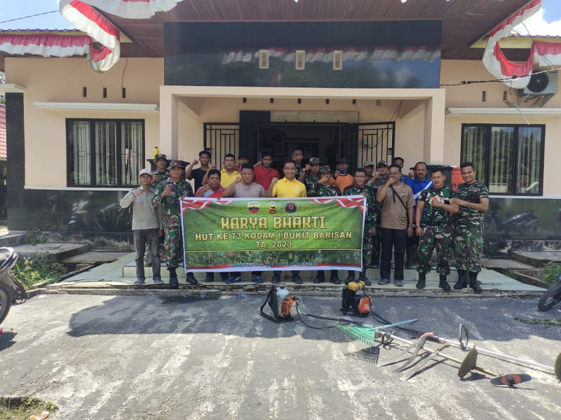 Anggota Kormail 03/Minas & Polsek Sungai Mandau Gelar Giat Karya Bhakti Dalam Rangka HUT Ke-73 I/Bukit Barisan 