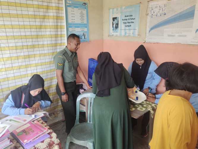 Babinsa Kormail 03/Minas Serda Heppy Setiawan Giat Pendampingan Vaksin Polio di Kampung Tasik Betung 
