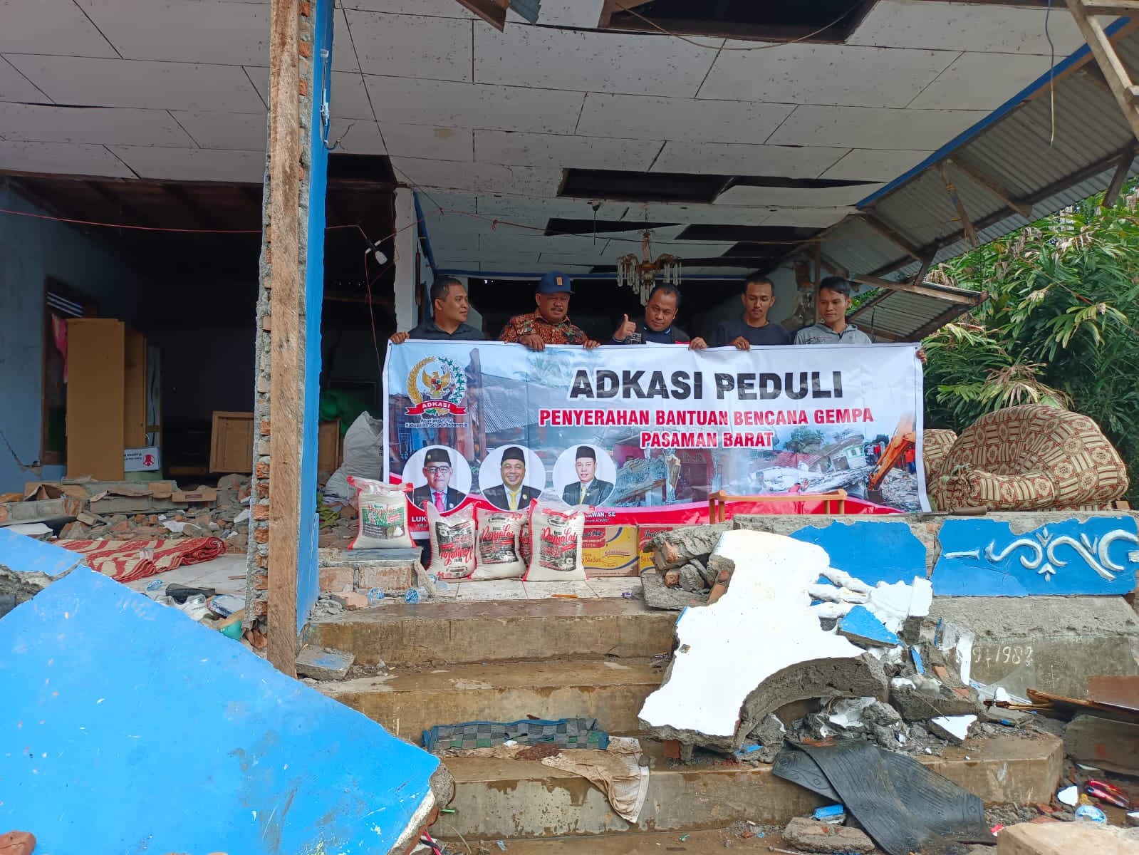 ADKASI Peduli Korban Gempa Pasaman, Ketua DPRD Pelalawan Baharuddin SH MH Terhambat Pohon Tumbang