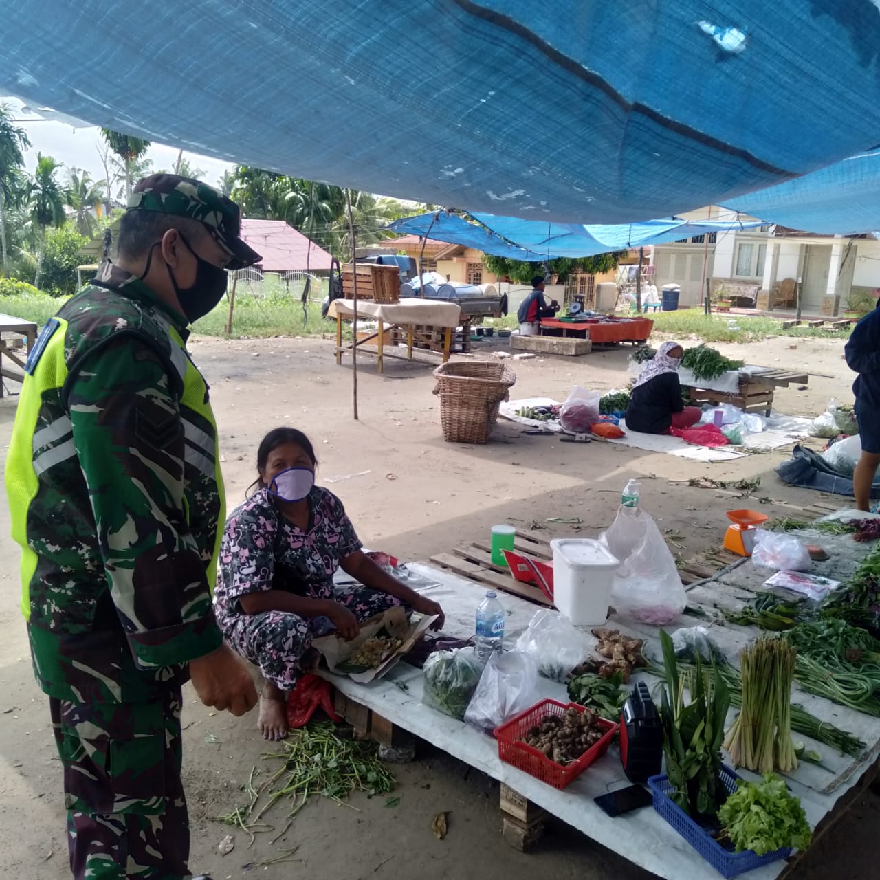 Babinsa Koramil 03/Minas Senantiasa Sosialisasikan Prokes di Pasar Tradisional Minas Jaya