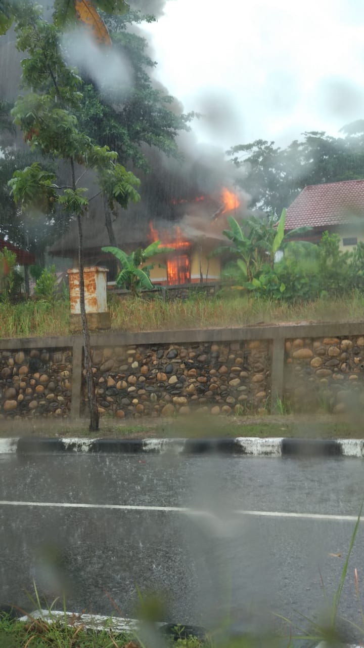 Rumah Dinas Asisten I Setda Pelalawan Terbakar Saat Hujan