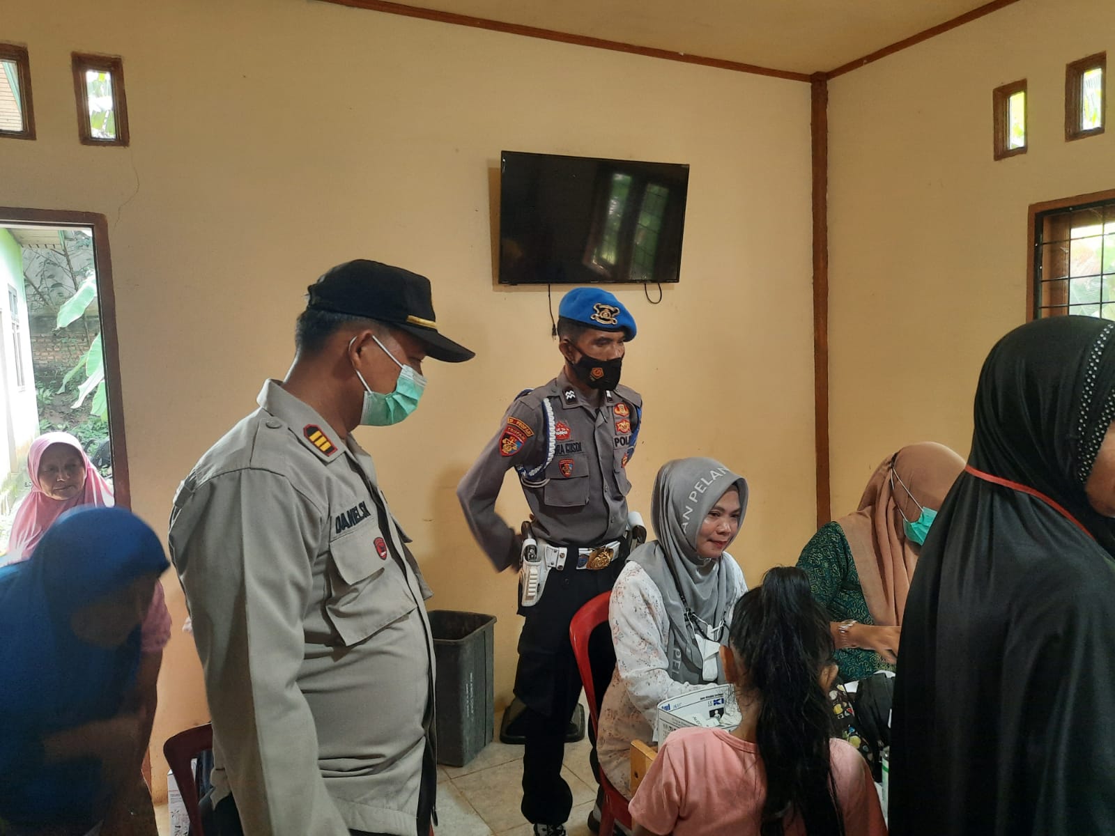 Vaksinasi di Desa Balam Merah, Kapolsek Bunut Turun Lakukan Pengamanan
