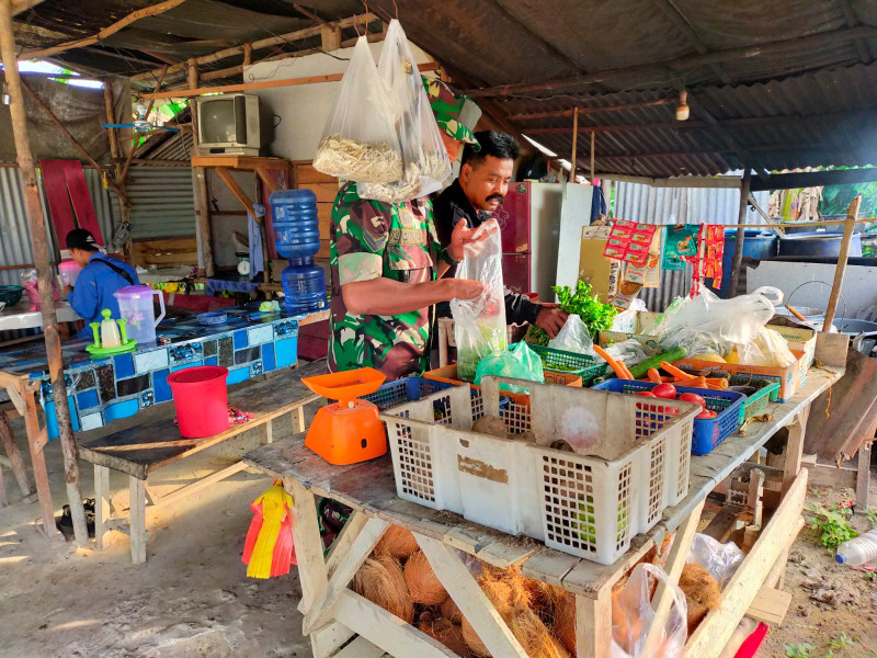 Sertu Joko Purnomo Giat Rutin Babinsa Masuk Dapur di Rumah Ibu Yuni Warga Kampung Bencah Umbai