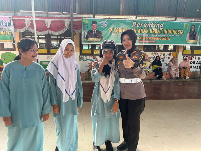 Satlantas Polres Kampar Berikan Edukasi dan Helm SNI Kepada Pelajar di SMP N 1 Bangkinang Kota, Wujudkan Kamseltibcarlantas
