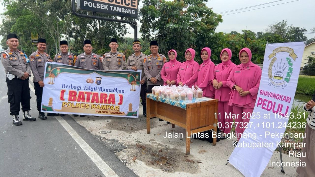 Polsek Tambang Bagikan Takjil Gratis di Jalan Lintas Pekanbaru-Bangkinang, Tunjukkan Kepedulian di Bulan Ramadan