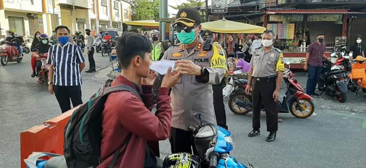 Kendarai Vespa, Kapolres & Para Pejabat Polres Kampar Bagikan Masker di Pasar Ramadhan