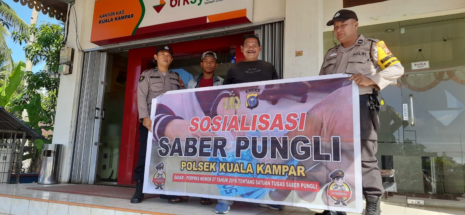 Tiga Personil Polsek Kuala Kampar  Sosialisasi  Satgas Saber Pungli  Di Bank Riau