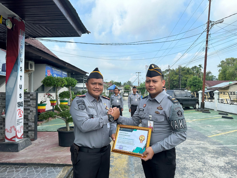 Lapas Pasir Pangaraian Berikan Penghargaan Pegawai Teladan dan Ruangan Terbersih Februari 2025