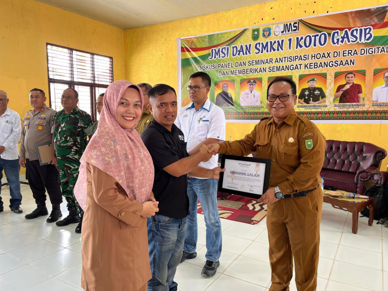 Diskusi Panel Bersama JMSI di SMKN 1 Koto Gasib : Generasi Muda Garda Terdepan Tangkal Hoaks dan Jaga Persatuan Bangsa