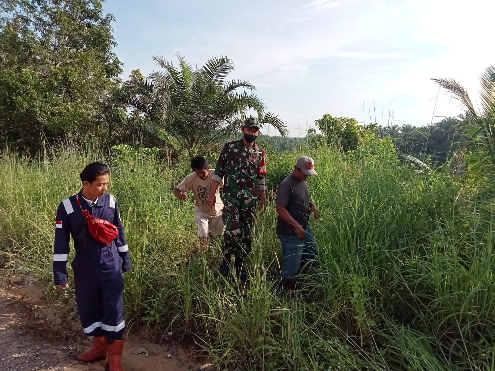 Cegah Karhutla Sejak Dini, Serda Mayus Maruli Berpatroli & Sosialisasi di Kampung Minas Timur