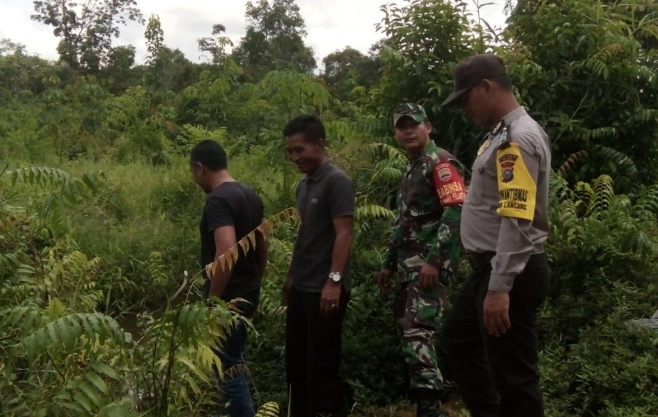 Serka Gopardin Babinsa Kampung Mandiangin Lakukan Giat Patroli Karhutla Dengan Warga Binaannya