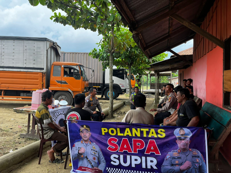 Sembari Berikan Imbauan, Satlantas Polres Inhu Sapa dan Suguhkan Kopi Pada Sopir