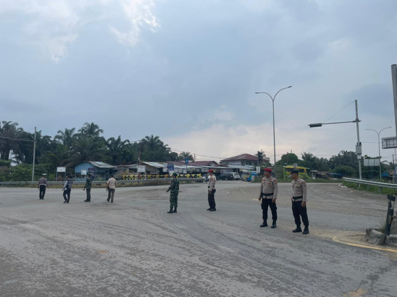 Personil Koramil 03/Minas Secara Rutin Ikut Lakukan Pengamanan Di Pos Pam Lebaran Idul Fitri Simpang Exit Tol