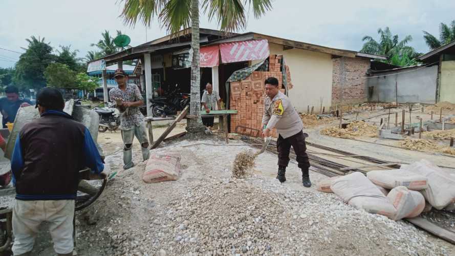 Peduli Kepada Masyarakat, Binmas Polsek Minas-Polres Siak-Polda Riau Bantu Pembangunan Rumah Warga Yang Kurang Mampu di Kampung Mandiangin 