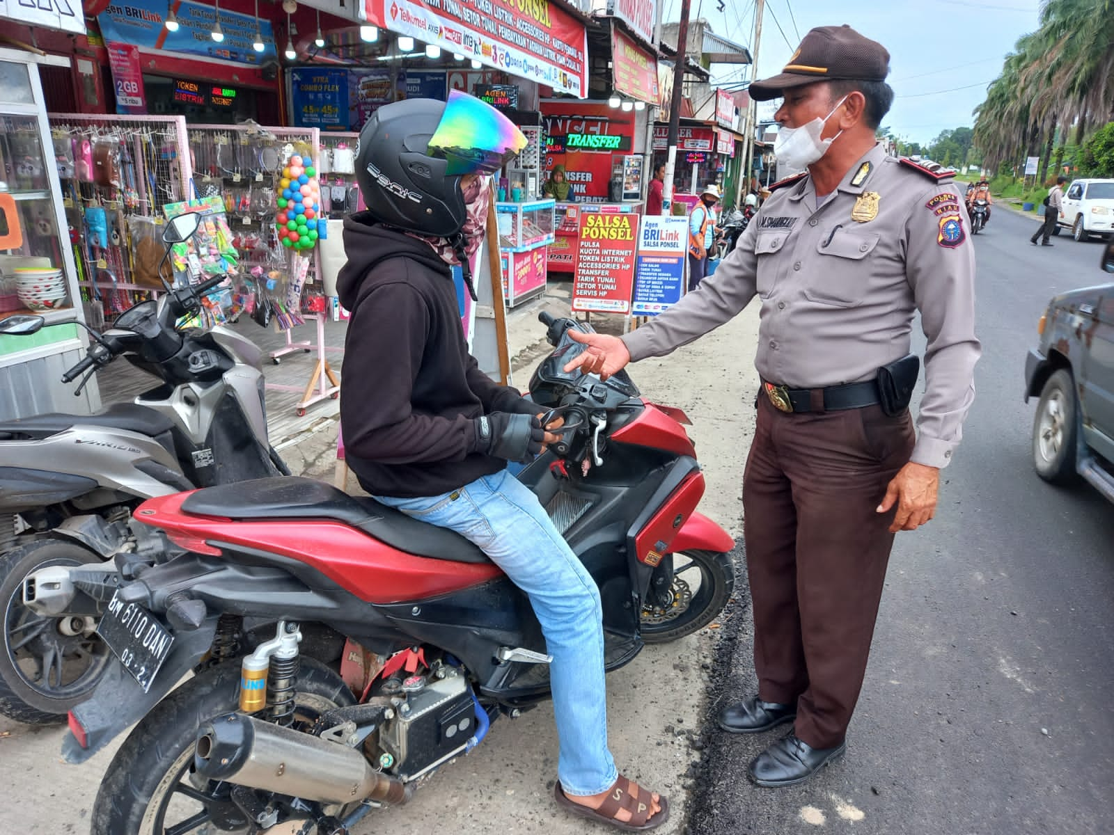 Personil Polsek Minas Lakukan Giat Rutin Percepatan Vaksinasi Covid-19 di Posko PPKM