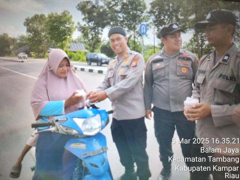 Polsek Tambang Bagikan Takjil Gratis, Tunjukkan Kepedulian di Bulan Ramadhan