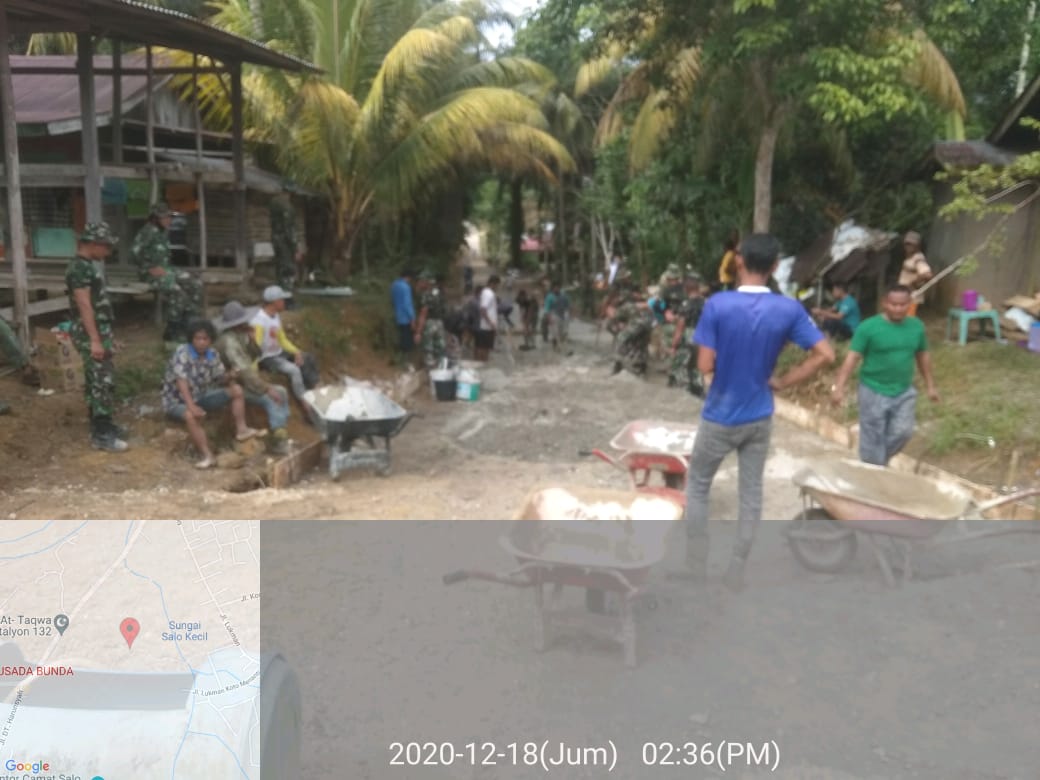 Pembangunan Jalan Semenisasi di Desa Pulau Gadang Dibantu Oleh Yonif 132/BS