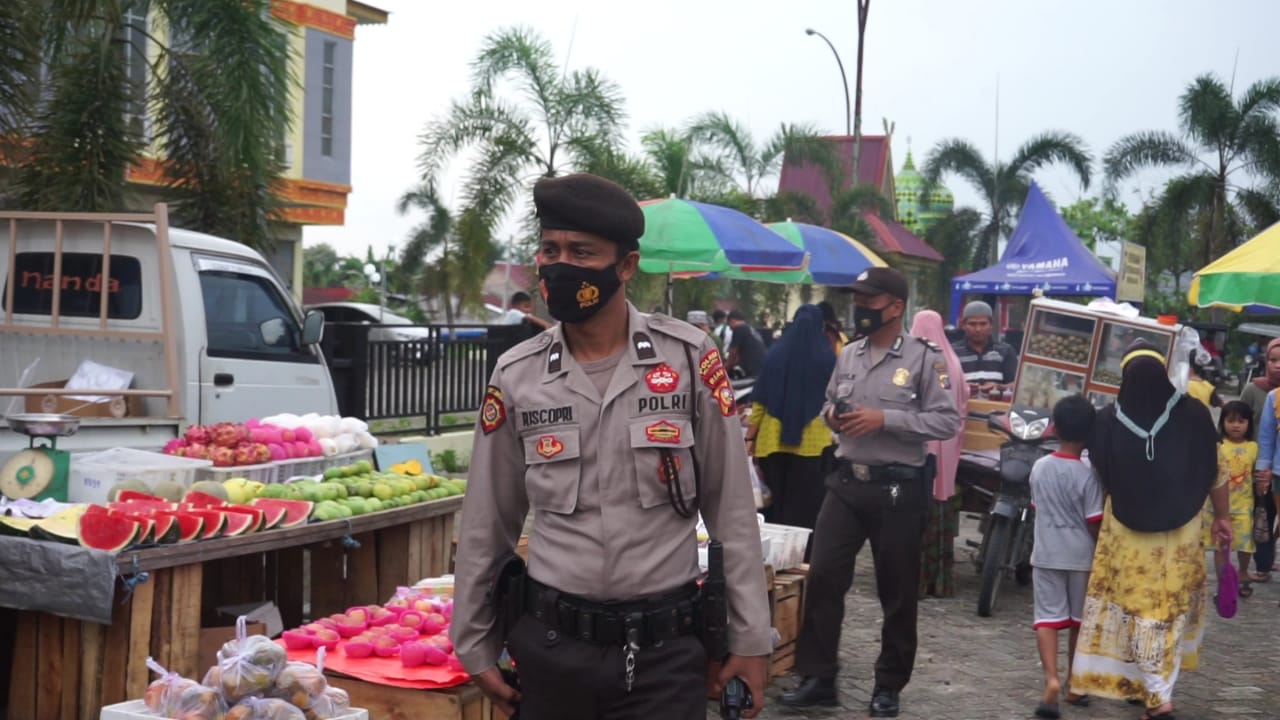 OPS Tertib Ramadhan 1443 H,  Polsek Pangkalan Kuras Patroli di Pasar Menjelang Buka Puasa